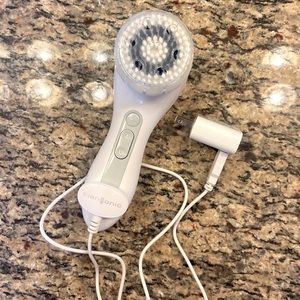 Clarisonic cleansing brush